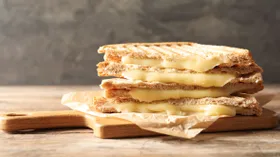 Эксперты рассказали историю самого древнего бутерброда в мире — его легко приготовить дома