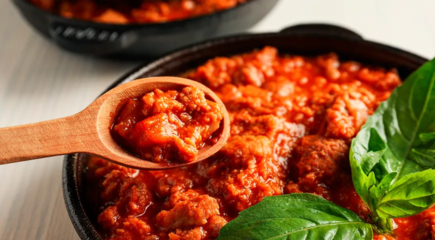 Болоньезе — это густой мясной соус, который традиционно подают с пастой тальятелле или паппарделле