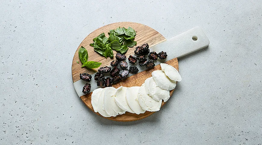 Сэндвич с сыром и ежевикой