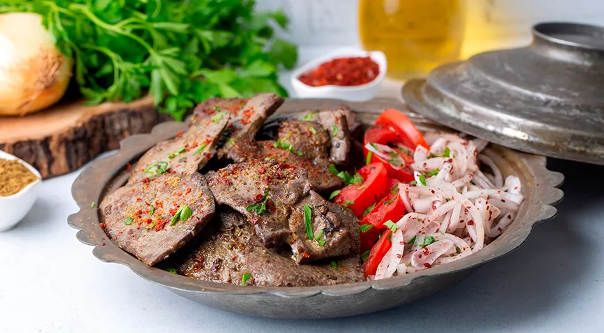 Жареная баранья печень с луком и зеленью