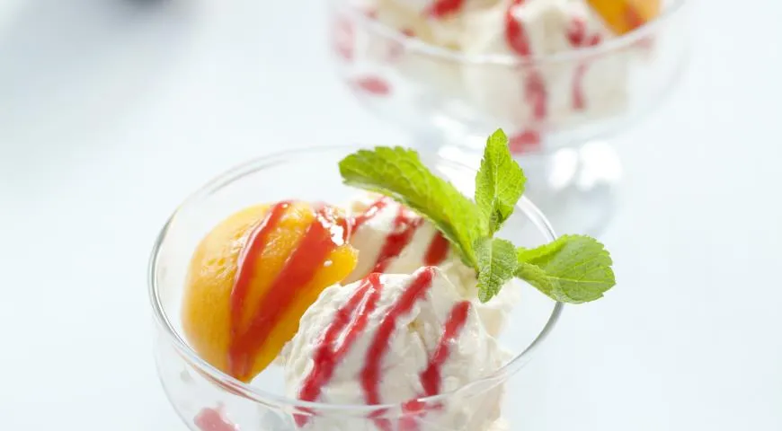 Peach Melba десерт