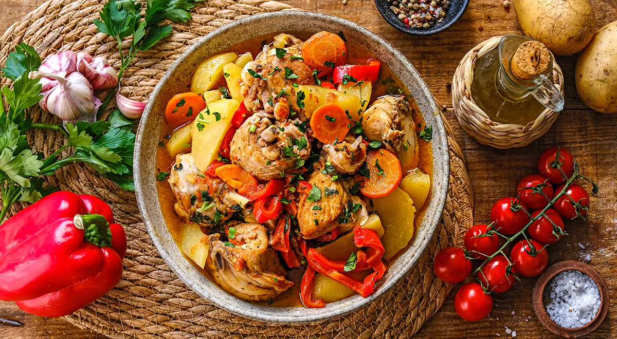 Курица с картошкой и овощами в казане