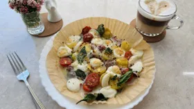 Яичница Светофор в аэрогриле с моцареллой, томатами, луком и шпинатом
