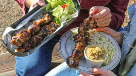 Шашлычки «сатей» (satay) из курицы с арахисовым соусом