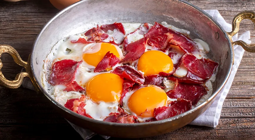 Глазунья с пастрами 