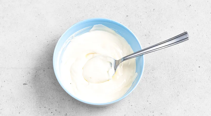 Слоеный салат с копченой курицей и арахисом