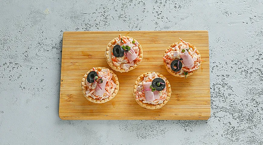 Тарталетки с салатом из ветчины