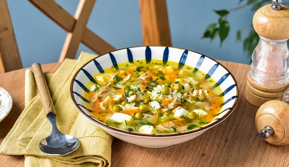 Куриный суп с консервированным горошком и яйцом