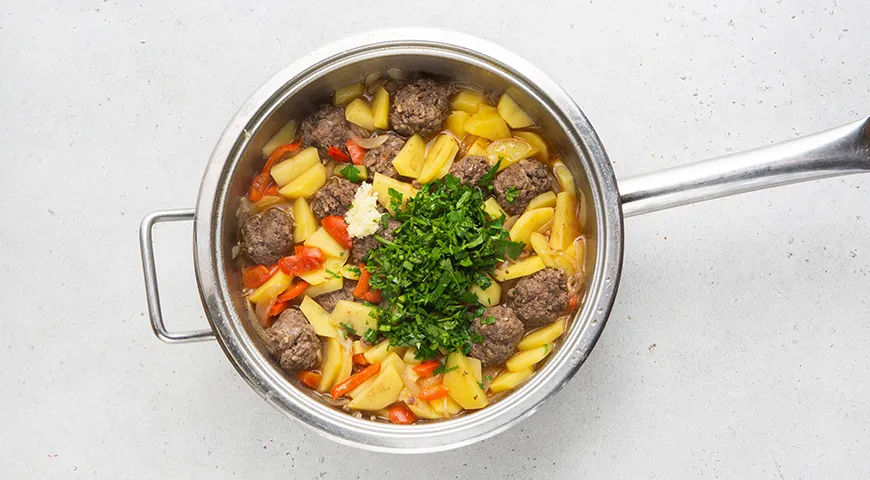 Тушеная картошка с фрикадельками