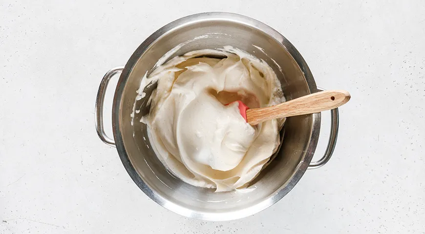 Бисквитный пирог с кремом из творожного сыра, сметаны и сгущенки