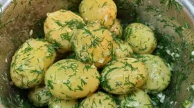 Отварной молодой картофель с укропом и чесноком
