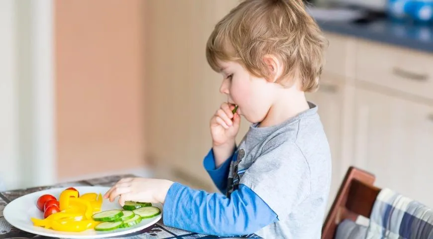 Как приучить ребенка к правильному питаниию?