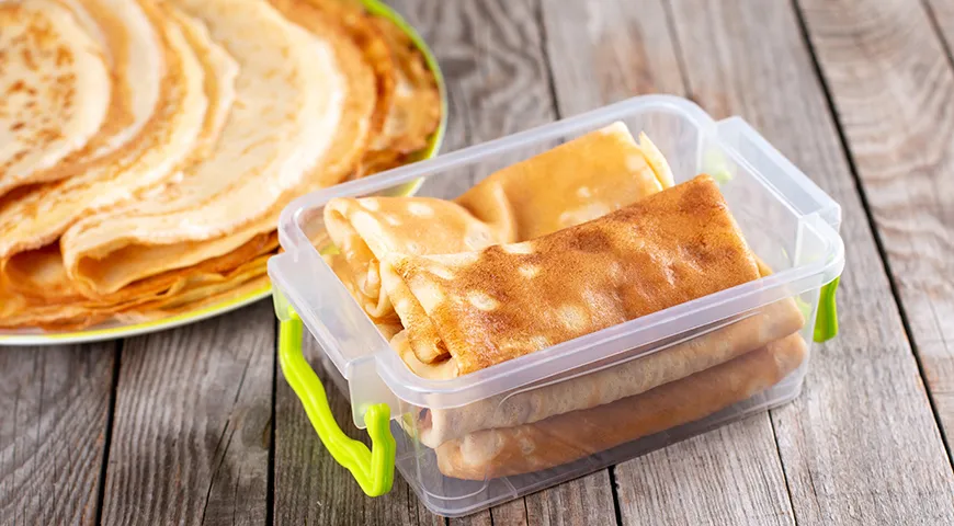 Остывшие блины можно поместить в контейнер и убрать в холодильник