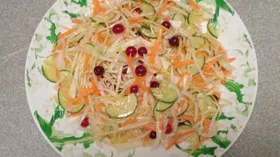 Овощной салат с клюквой