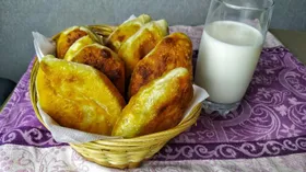 Жареные пирожки с яйцом и луком на сковороде