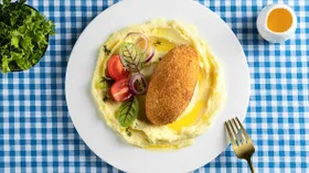 Куриные котлеты по-киевски во фритюре