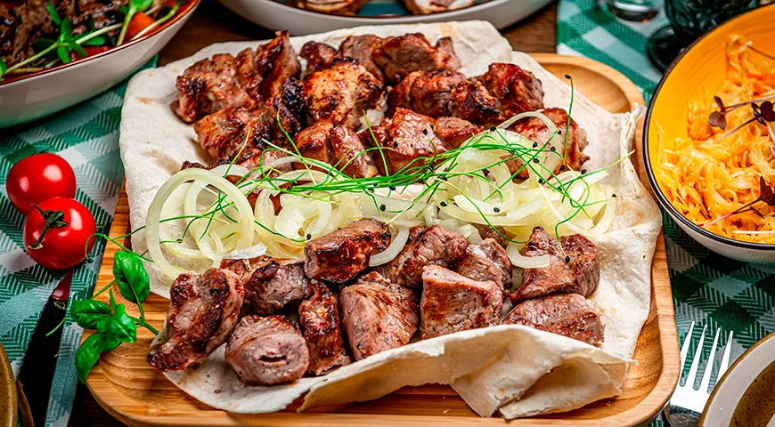 Армянский лаваш — прекрасный спутник шашлыка из свиной шеи