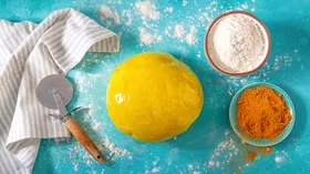 Тесто для пиццы с куркумой