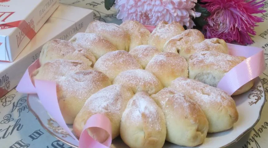 Дрожжевой яблочный пирог из булочек