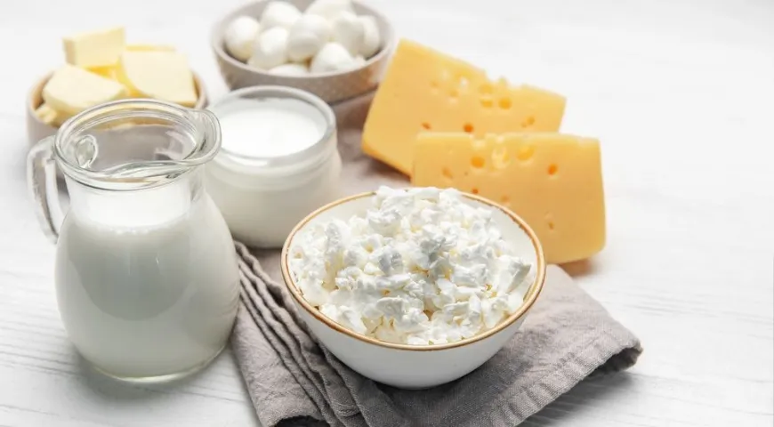 Молоко, творог, сыры — классические источники кальция 