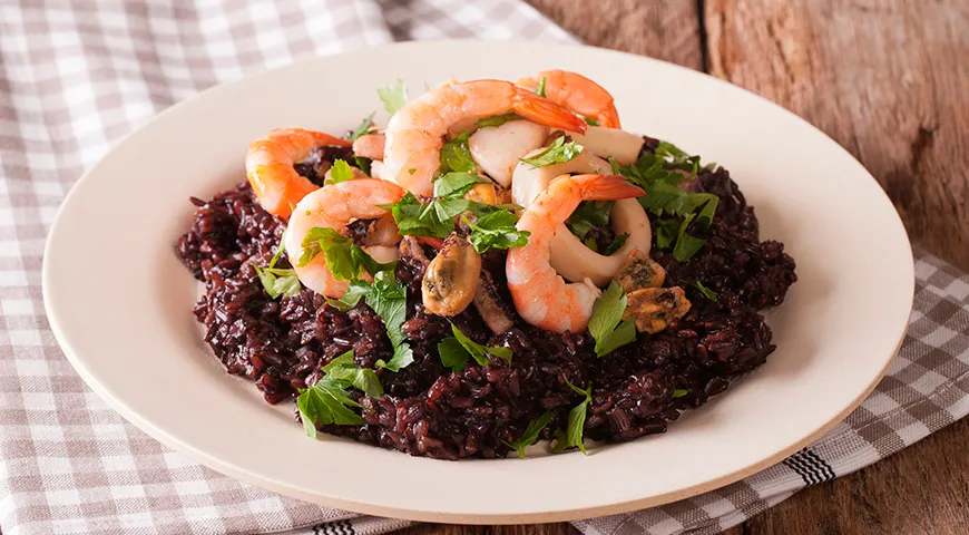 Черный рис с морепродуктами