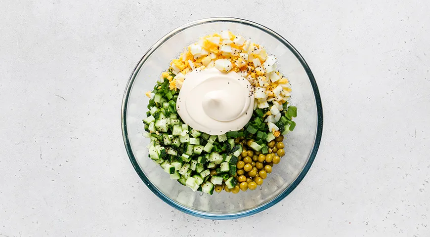 Салат со свежим огурцом, яйцом и зеленым горошком