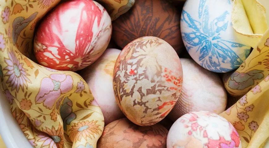 Яйца, окрашенные с применением расписанной ткани, смотрятся современно и красиво