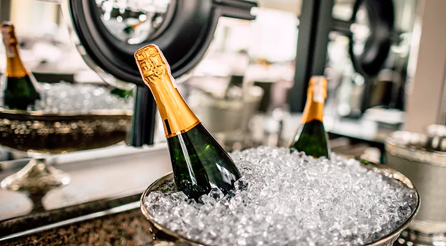 Чтобы открыть шампанское безопасно и эффектно, сначала охладите бутылку до 7–9 °C