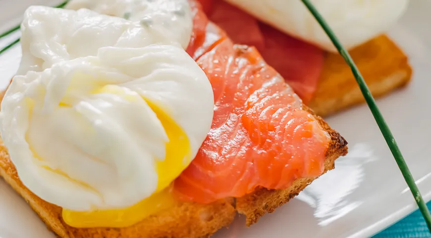 Яйцо пашот с лососем — идеальная еда, чтобы заснуть