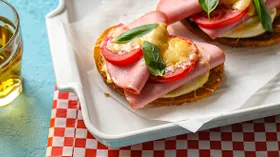 Горячие бутерброды с вареной колбасой и сыром