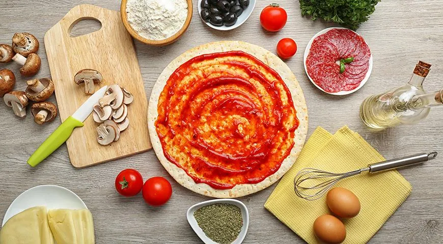 Пиццей у нас называют открытый пирог, построенный по принципу пиццы: тесто, соус, начинка, сыр