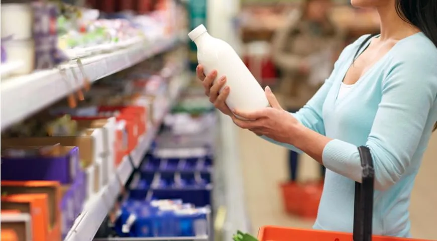Выбор молочных продуктов в магазине