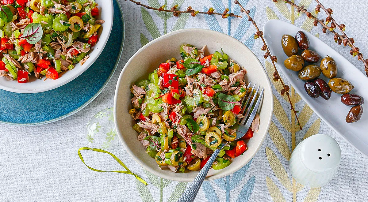 Салат с тунцом и оливками