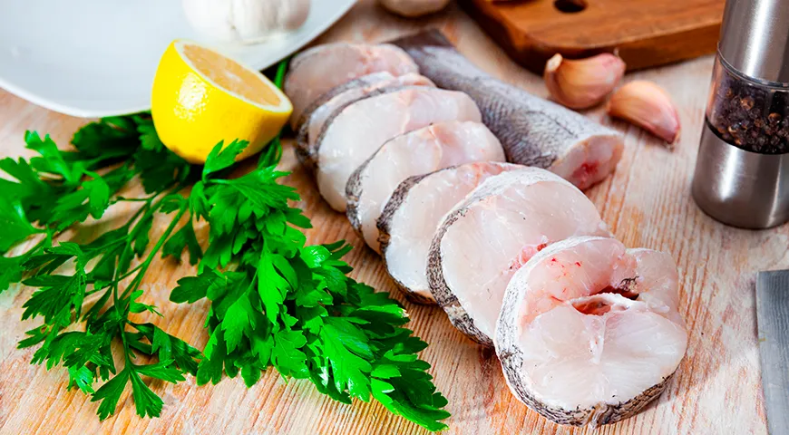 Мясо хека светлое, нежное, а его мягкий, ненавязчивый вкус делает рыбу идеальной основой для множества домашних и ресторанных рецептов