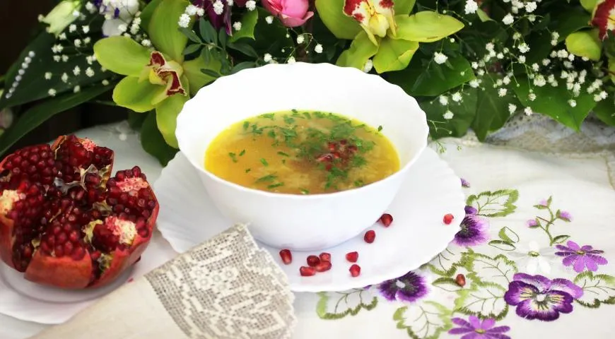 Горохово-чечевичный суп с гранатом