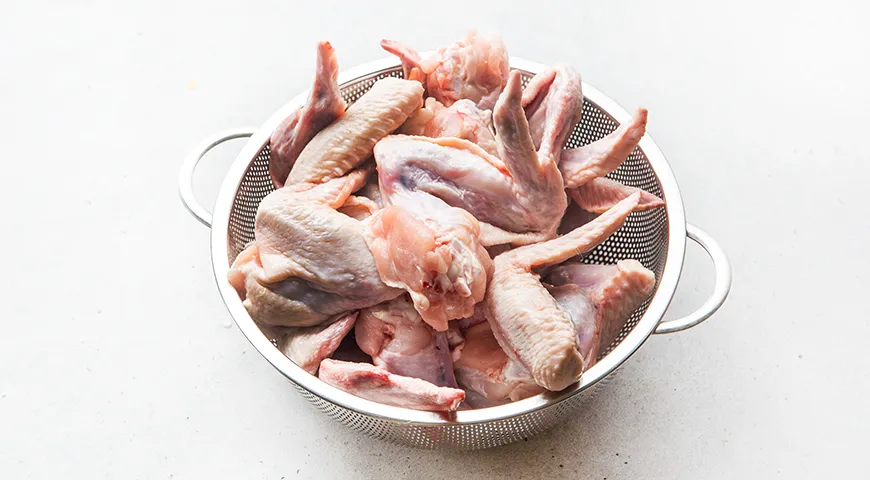 Куриные крылышки в пиве на сковороде