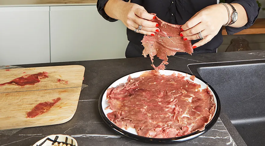 Чтобы ломтики карпаччо получились тонкими, мясо рекомендуется предварительно подморозить