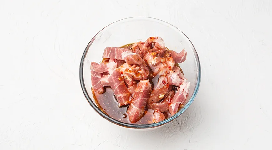 Свинина, тушенная с болгарским перцем на сковороде