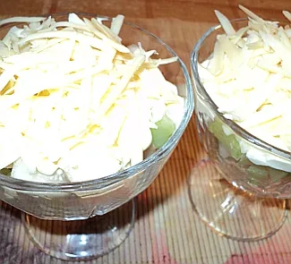Салат из груши с сельдереем и сыром
