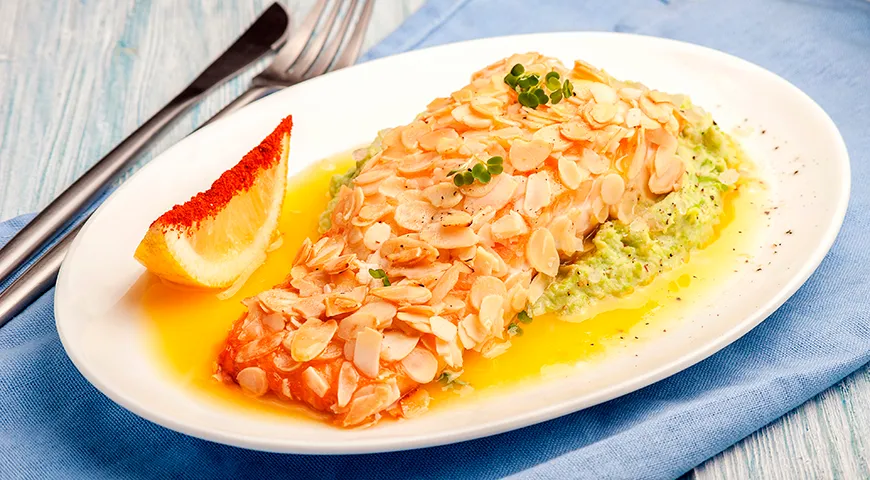 Филе чавычи, обжаренное в миндальных лепестках