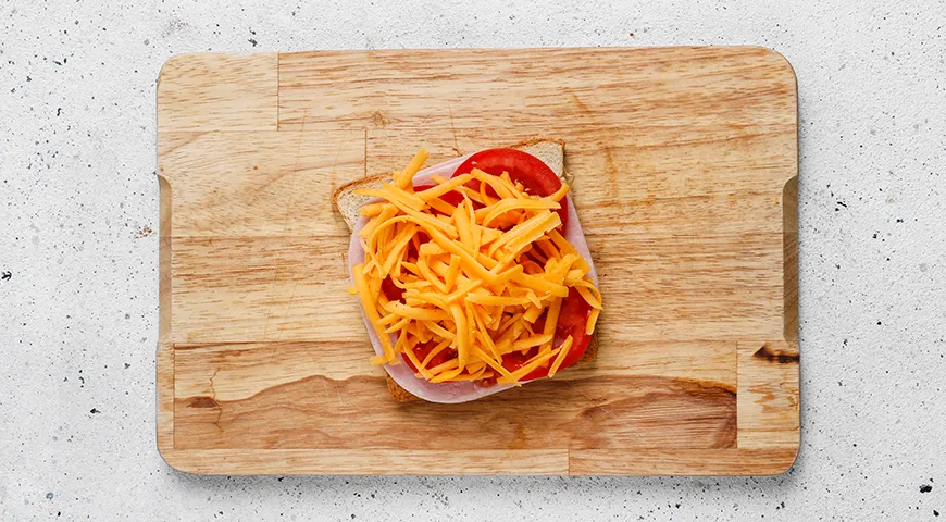 Горячие бутерброды с колбасой, сыром и помидорами в духовке