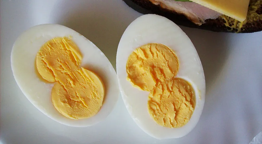 Яйца с двумя желтками - это к счастью