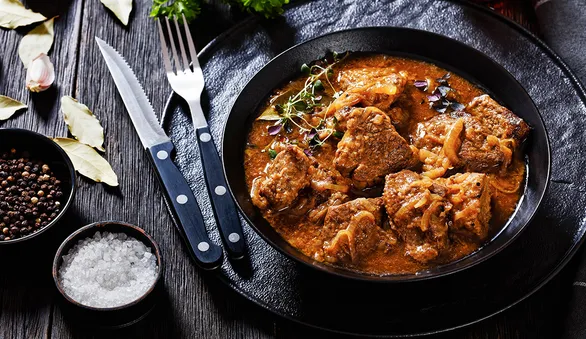 Тушенная говядина с луком в мультиварке