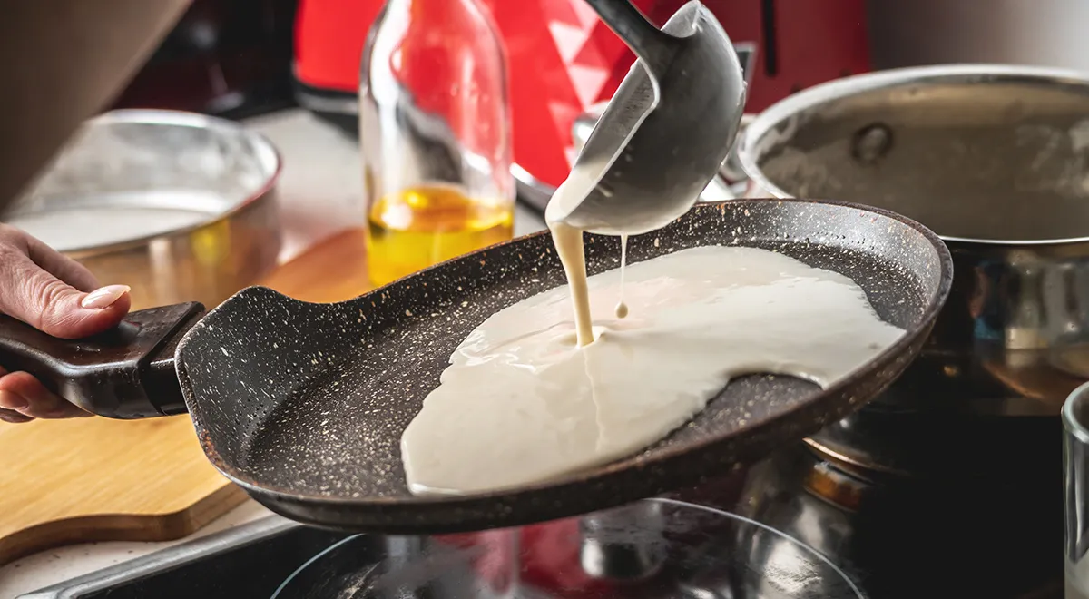 Стало понятно, можно ли готовить блины на воде и зачем добавлять в тесто кипяток