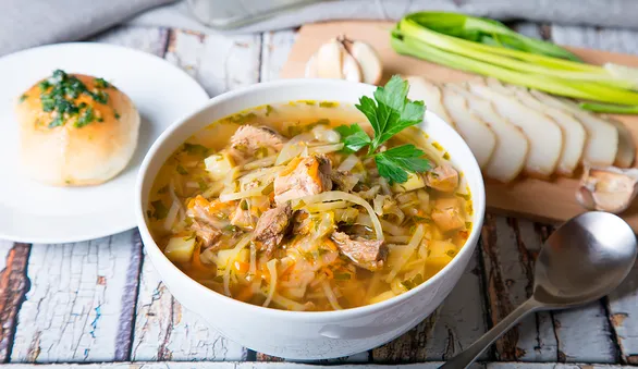 Щи из свежей капусты с тушенкой
