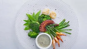 Теплый салат из морепродуктов с зелеными овощами и трюфельным соусом