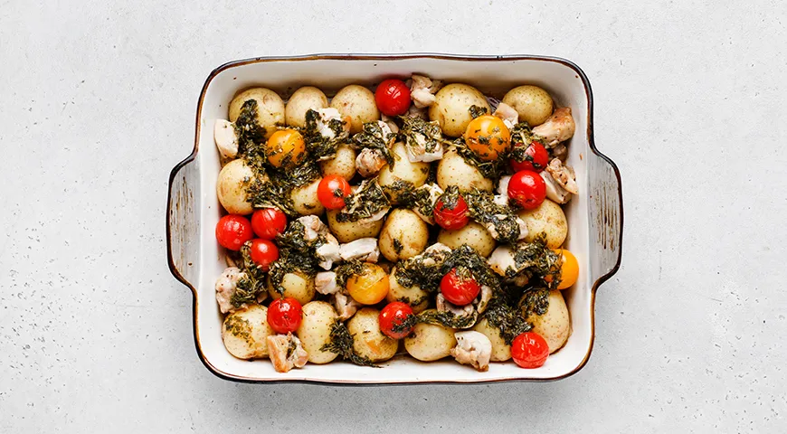 Молодой картофель с курицей в духовке