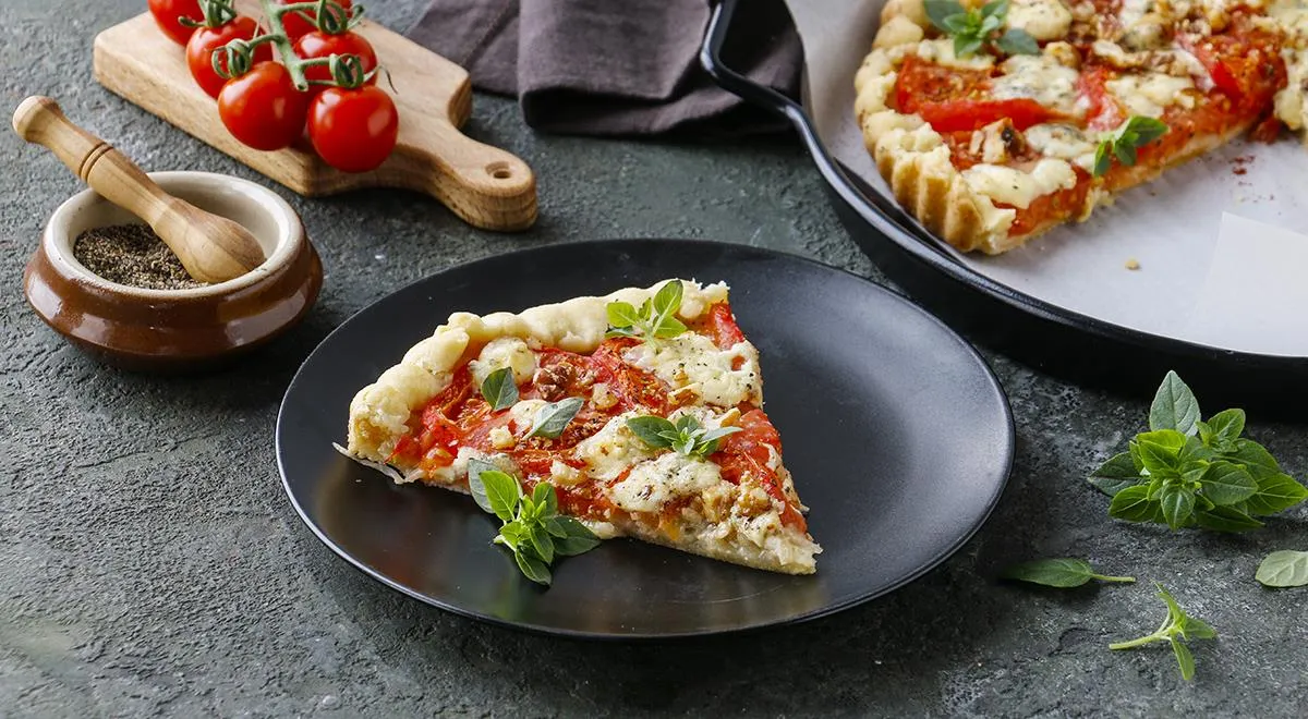 Простой пирог с луком и помидорами без яиц и дрожжей