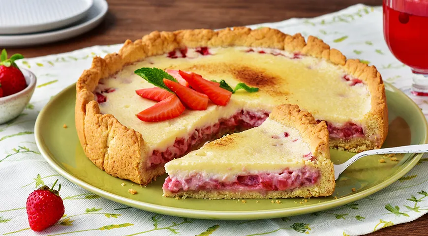 Заливной пирог с клубникой