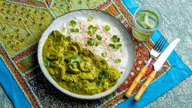 Зеленое карри с йогуртом и кабачками